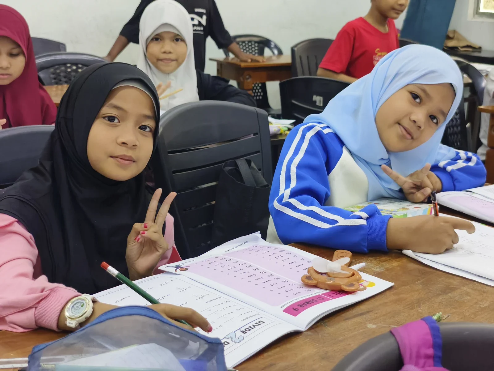 Pelajar Intermediate membuat latihan Matematik bersama rakan sekelas.