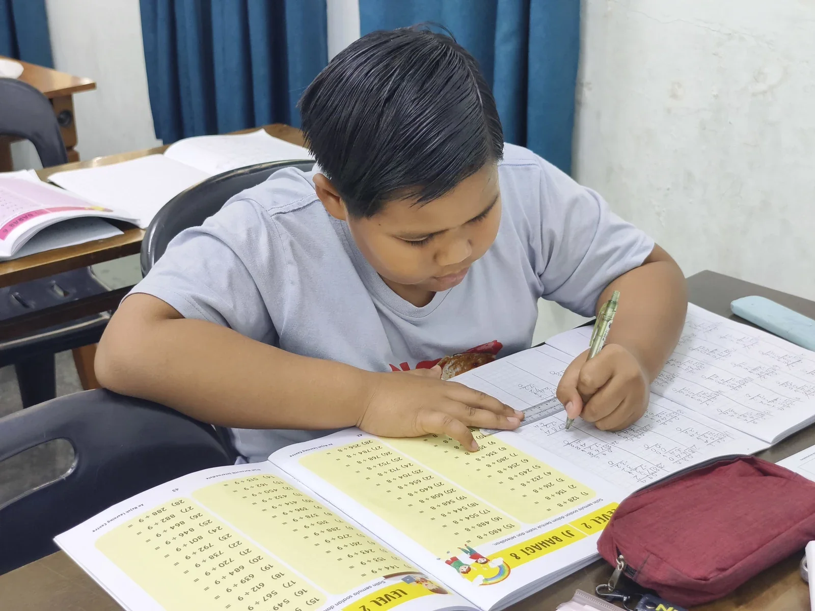 Pelajar Intermediate menumpukan perhatian pada latihan Bijak Matematik di Guar Chempedak.