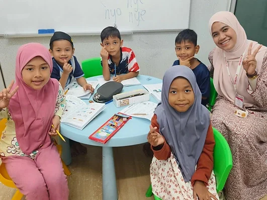 Guru bersama pelajar dalam suasana kelas KCMM