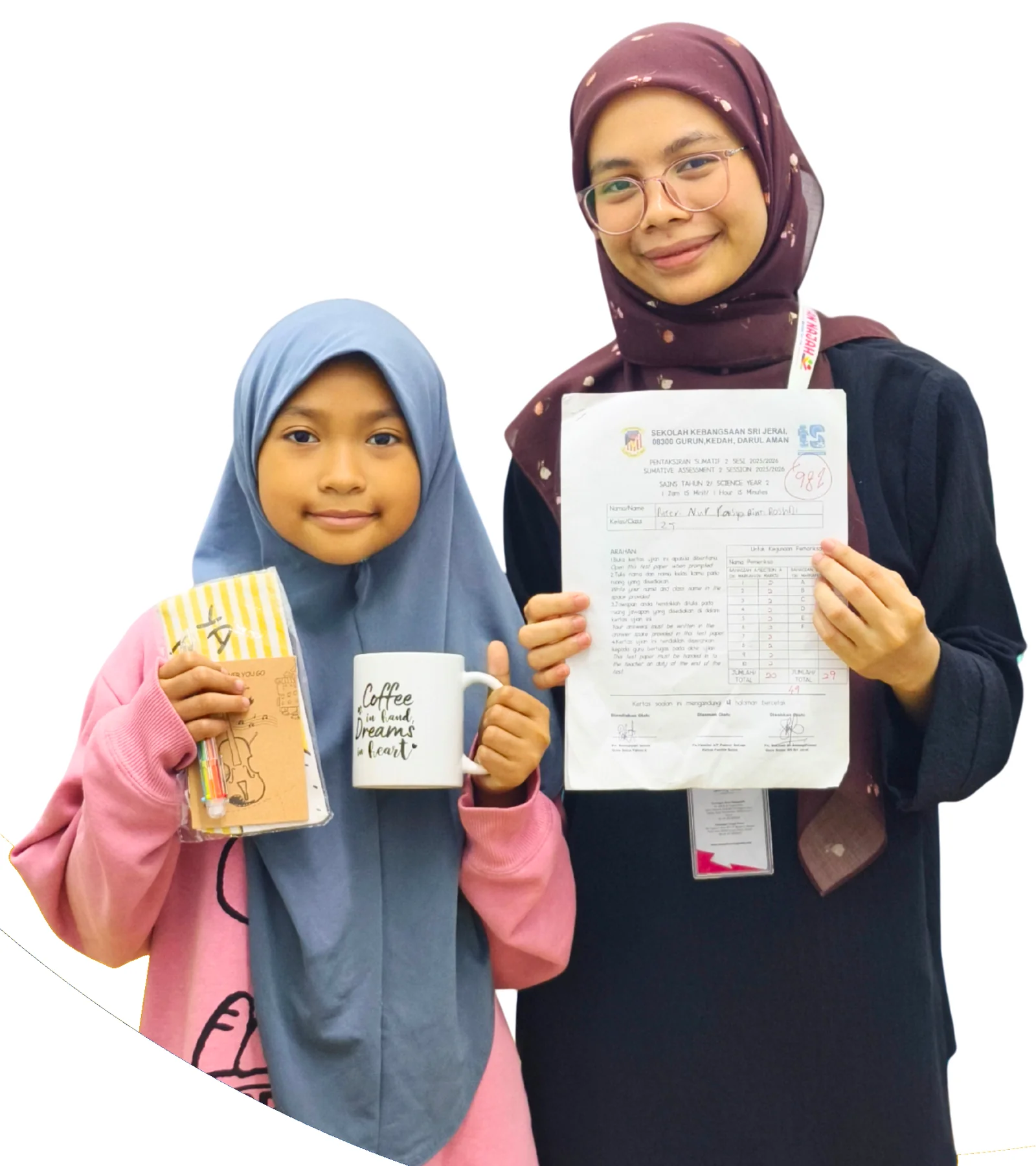 Puteri Nur Raisya bersama guru dan bukti keputusan peperiksaan