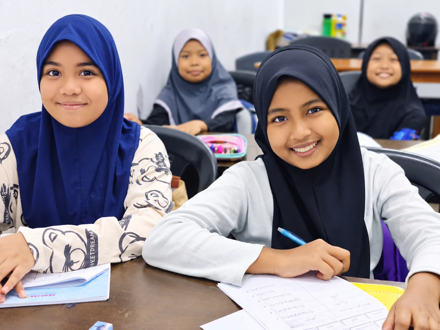 Empat pelajar An Najah Learning Centre belajar bersama di dalam kelas