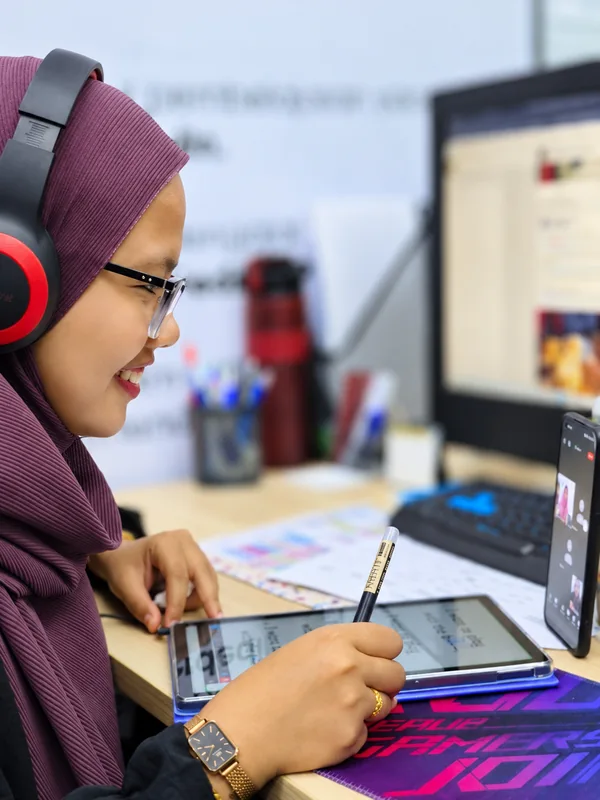 Guru ALC menggunakan set kepala dan peranti untuk mengendalikan sesi dalam talian.